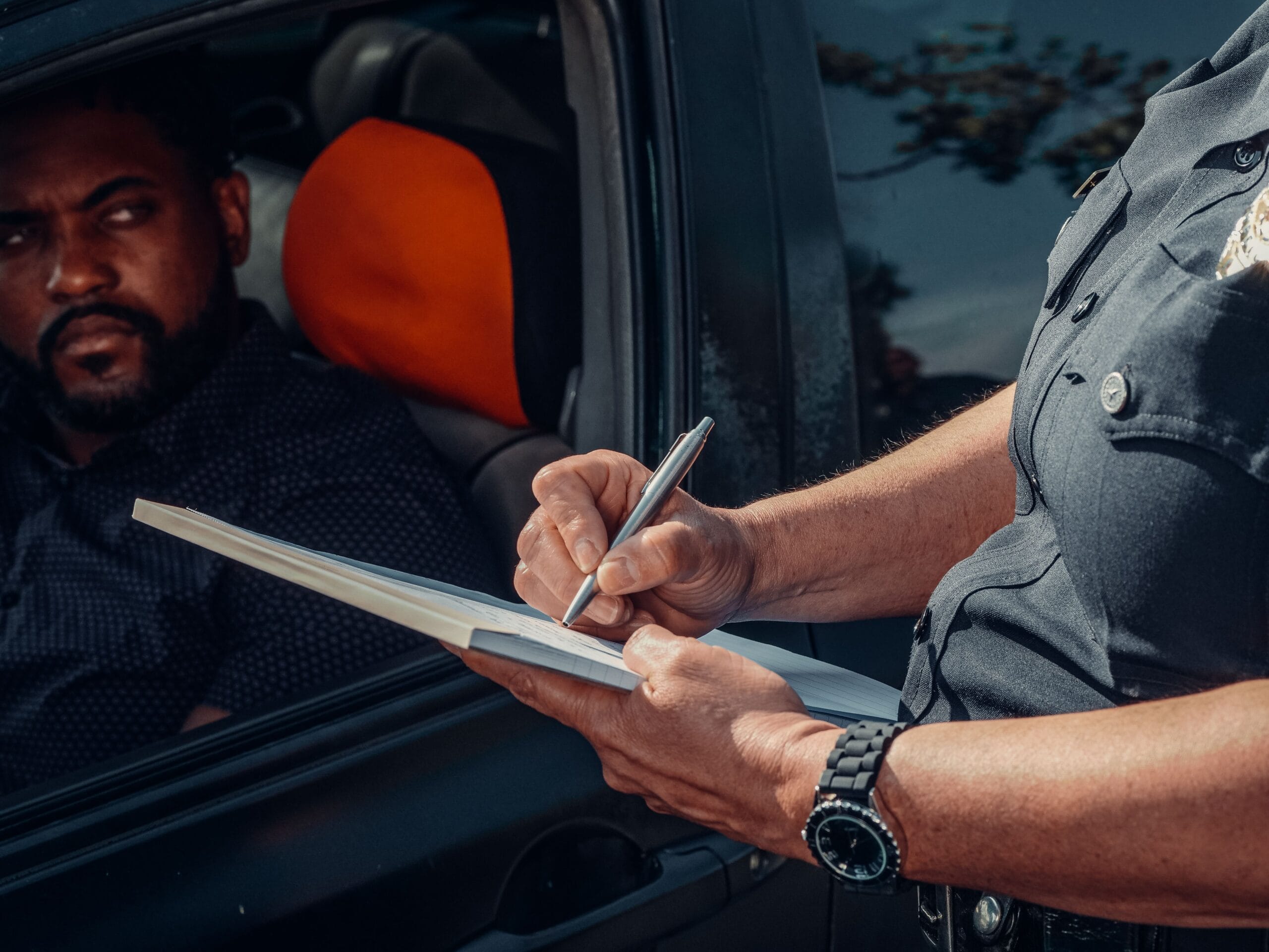 Trafik polisi sürücüye idari para cezası kesiyor